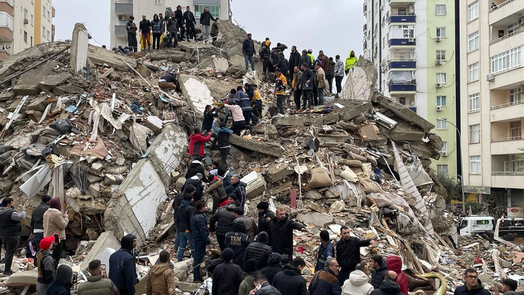 România trimite salvatori în Turcia. Ședință de urgență a CNSU după cutremurul devastator de luni dimineața