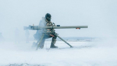 soldat ucrainean in zapada trage cu tunul