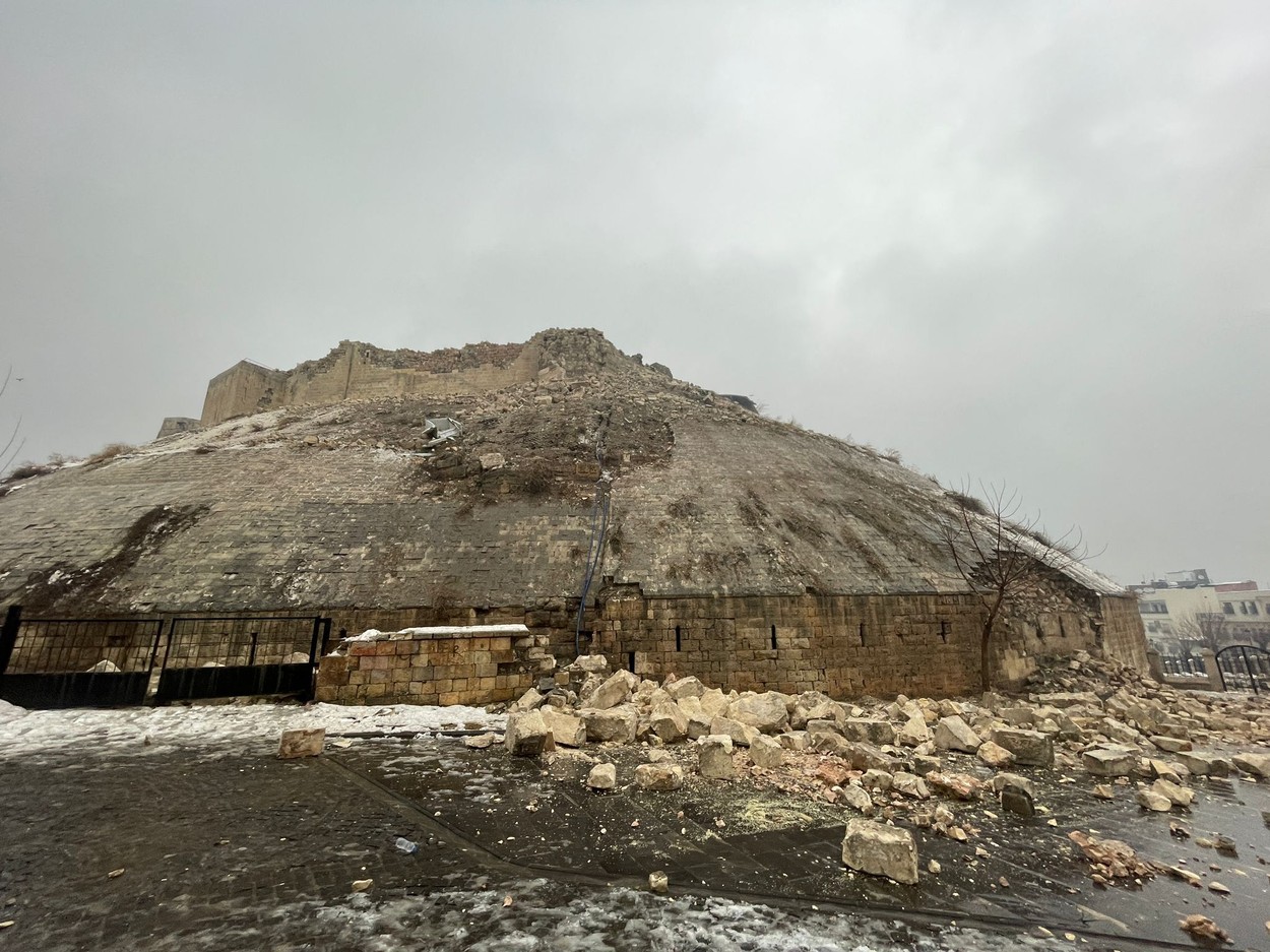 Castelul Gaziantep, vechi de secole, s-a prăbușit după devastatorul cutremur din această dimineață din Turcia
