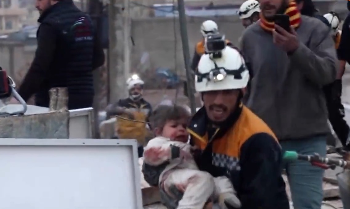 Oamenii sapă cu mâinile goale sub dărâmături, salvatorii aleargă cu copii răniți în brațe. Imaginile disperării din Turcia și Siria