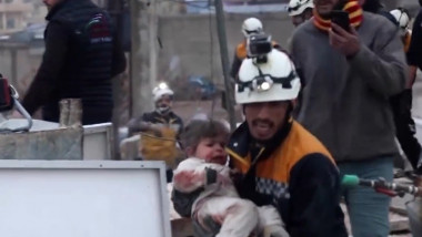 salvator cu copil in brate in siria