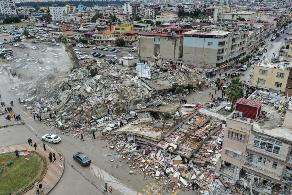 Turcia și Siria, lovite de două cutremure de peste 7,5 și 145 de replici. Peste 3.600 de morți. Turcii, loviți și de ger și vreme rea