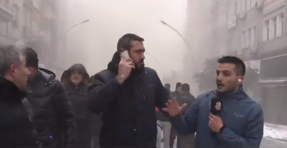 Un reporter turc, surprins în direct de cel de-al doilea cutremur cu magnitudinea de 7,5. Oamenii fug îngroziți