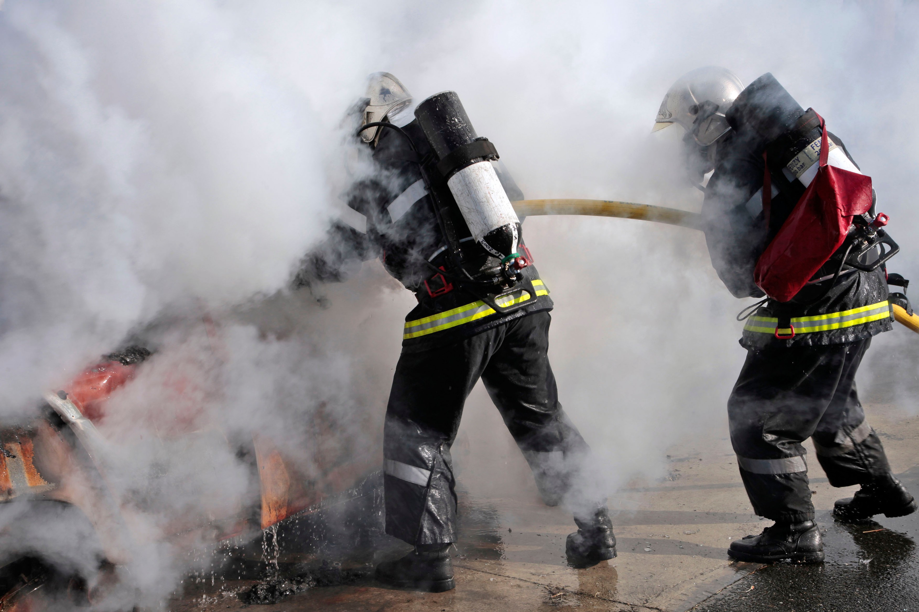 O femeie și cei șapte copii ai săi au murit într-un incendiu violent care le-a cuprins casa din Franța