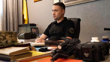 Kirilo Budanov in birou la el, cu arme pe masa