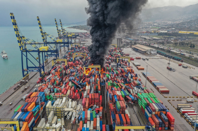 Fire broke out in the containers that fell in the earthquake in Hatay's Iskenderun Port