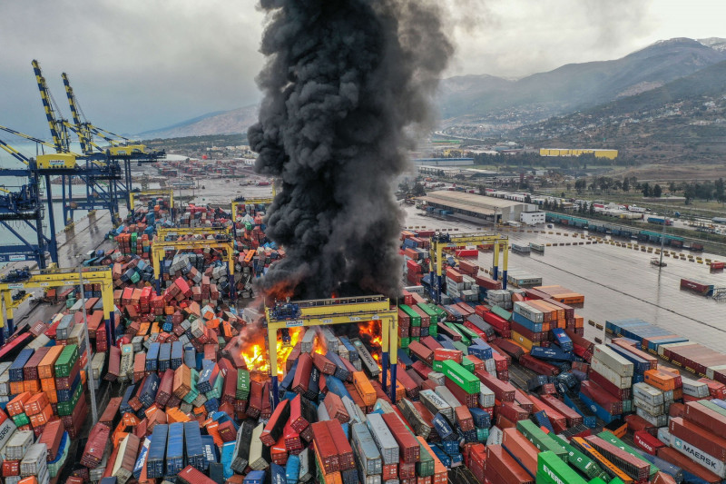 Fire broke out in the containers that fell in the earthquake in Hatay's Iskenderun Port