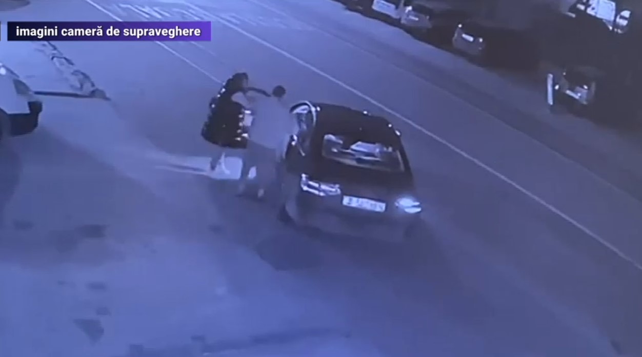 Imagini cu femeia încuiată de iubit în portbagajul unei maşini în flăcări. Cei doi s-ar fi certat din cauza banilor