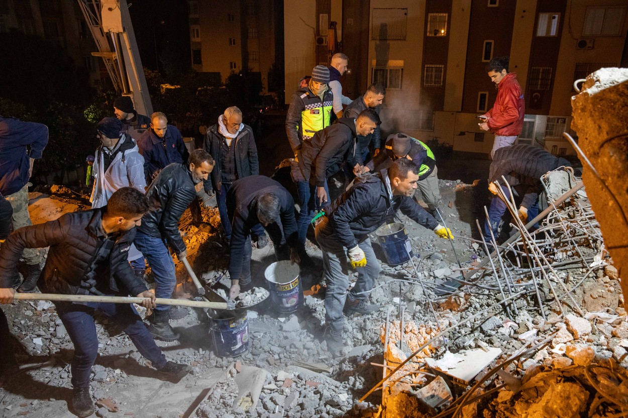 Noaptea și gerul au blocat operațiunile de salvare în Turcia și Siria. Numărul morților se apropie de 5.000
