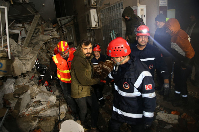 4 people, including a child, rescued from the wreckage of collapsed buildings in Hatay