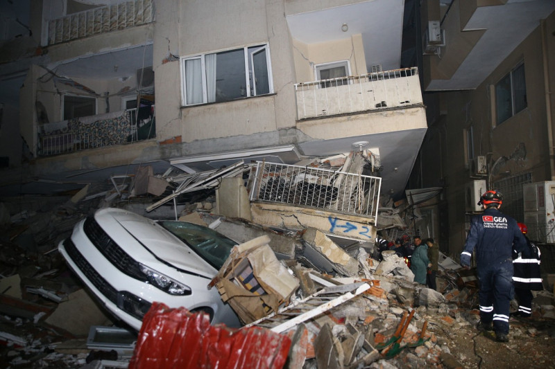 4 people, including a child, rescued from the wreckage of collapsed buildings in Hatay