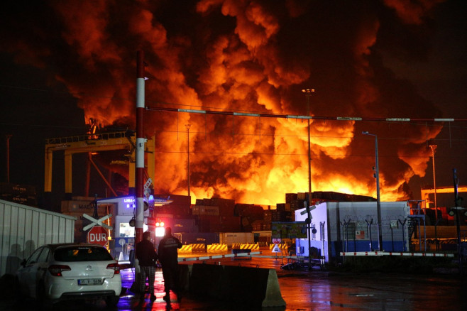 Fire in the containers overturned in the earthquake in Iskenderun Port continues