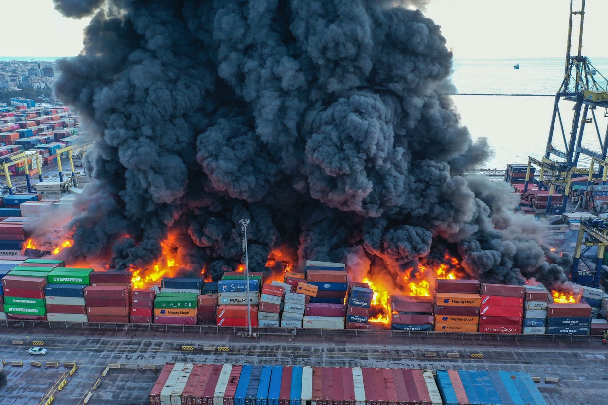 Portul Iskenderun din Turcia arde de 24 de ore. Imagini cu fumul gros și flăcările uriașe