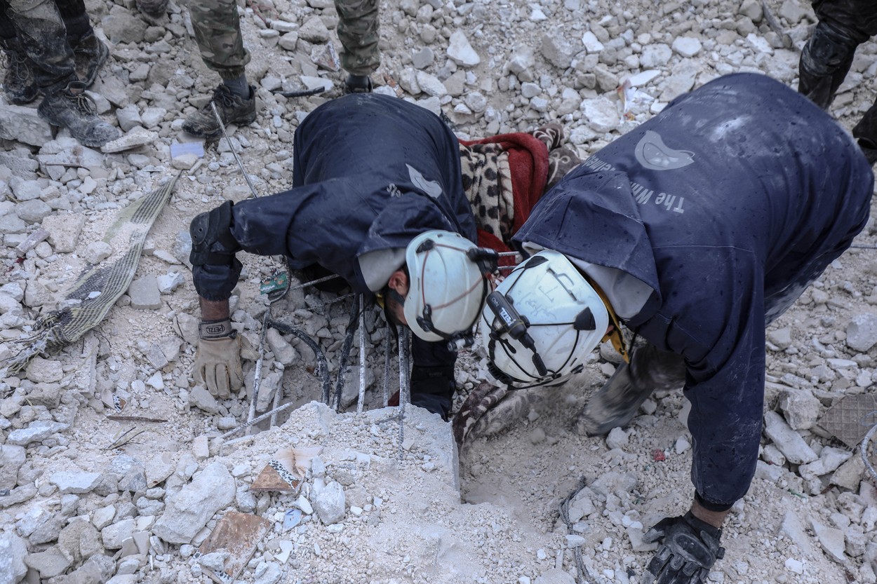 Copii scoși de sub dărâmături, manevre de resuscitare printre ruine. Imagini dramatice surprinse de echipele de salvatori după cutremur