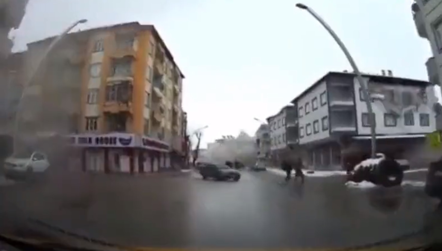 Prima secundă a cutremurului de 7,5, surprinsă de camera de bord a unui șofer. Clădirile care cad par din carton