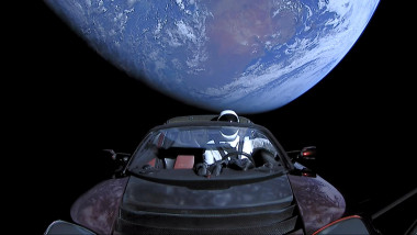 Mașina în spațium cu Pământul pe fundal