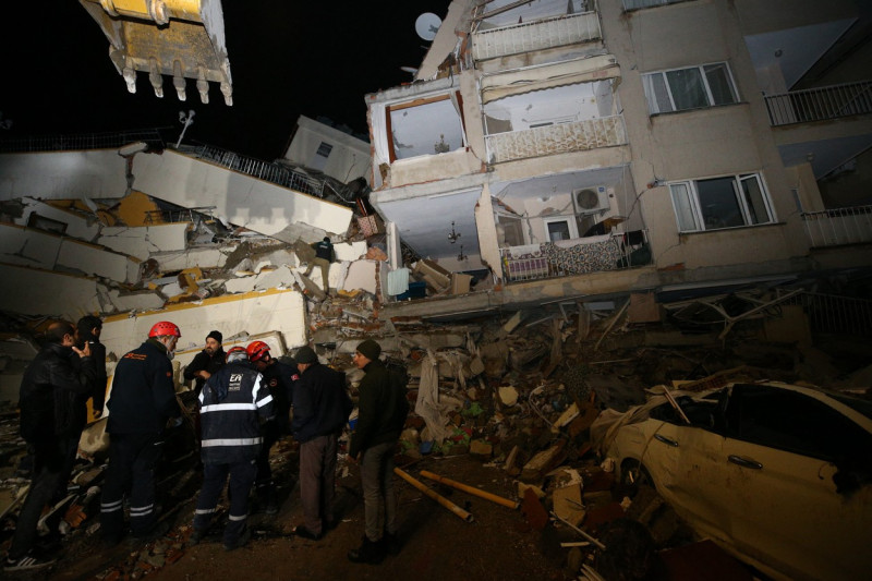 4 people, including a child, rescued from the wreckage of collapsed buildings in Hatay