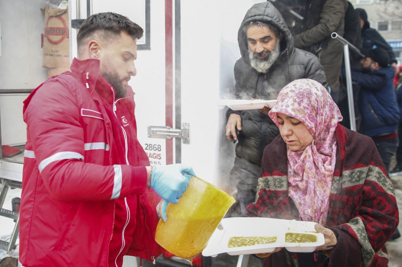 Turkish Red Crescent teams distribute hot meals to the earthquake victims