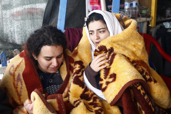 2 sisters rescued from the rubble, awaiting the rescue of other family members in Malatya