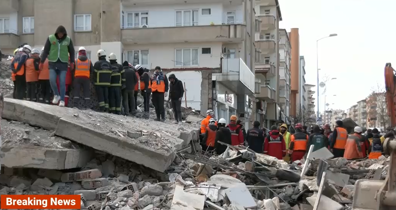Corespondență din Turcia: Salvatorii români încearcă să scoată o familie de sub ruinele unei clădiri prăbușite în urma cutremurului