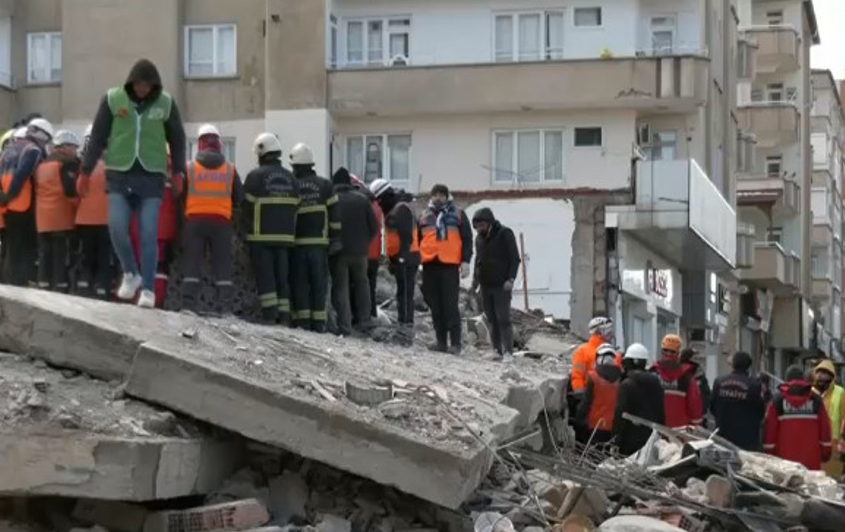 Salvatorii români au scos doi soți și copilul de sub darâmăturile unui bloc de 9 etaje. Cel mic era decedat