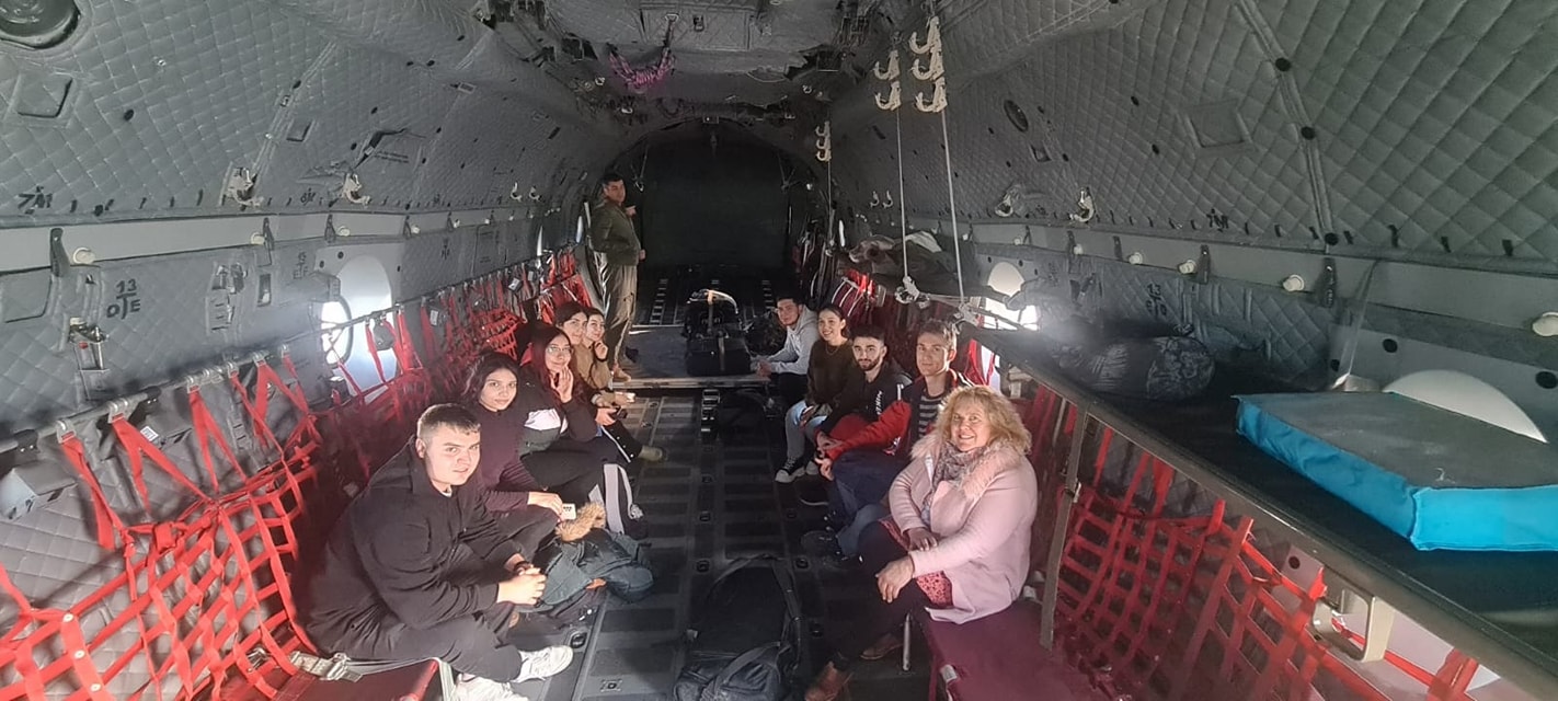 MAE: Alţi 13 români aflați în Turcia, între care şi doi copii, sunt aduși cu un avion MApN în România
