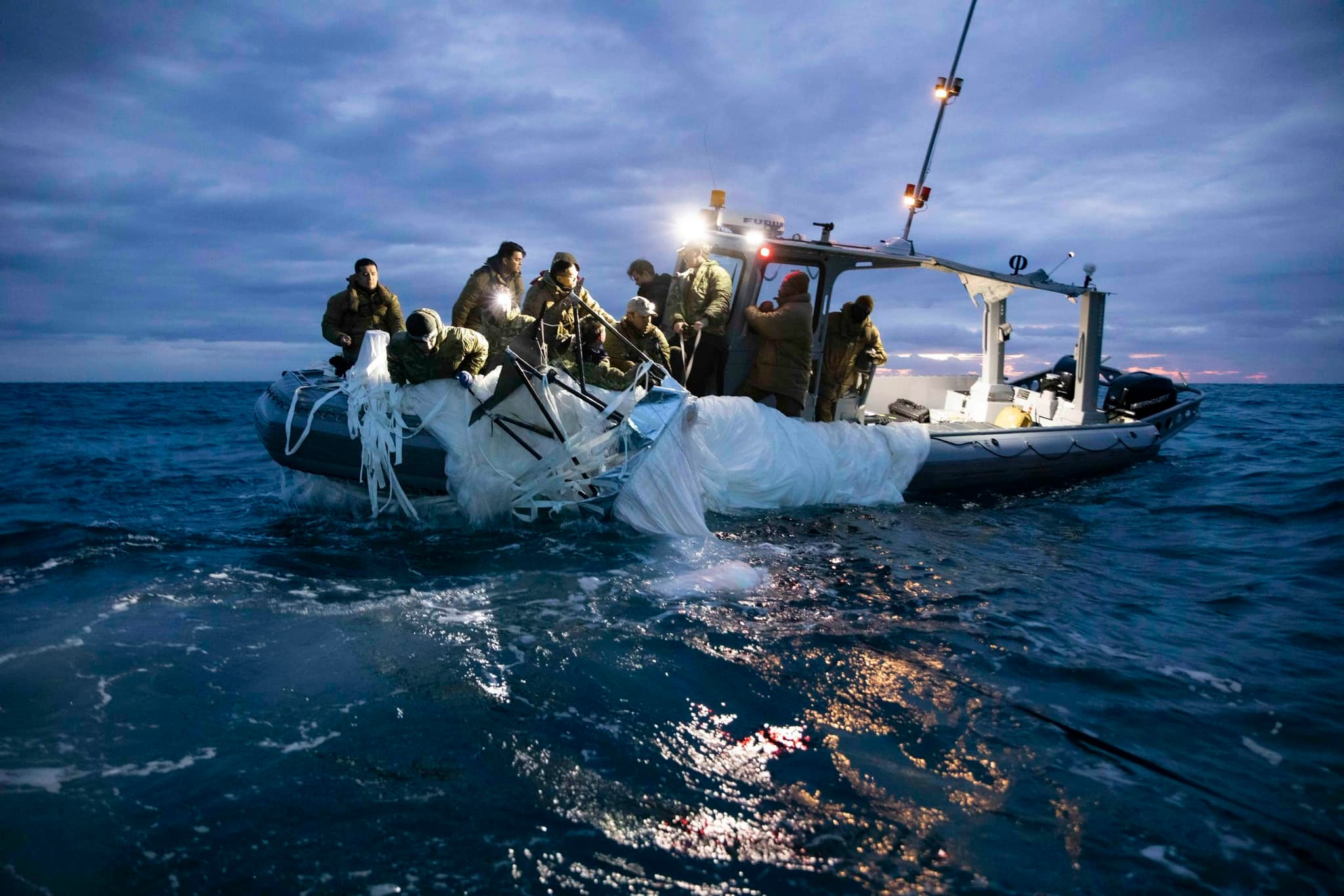Primele imagini cu balonul spion al Chinei doborât de aviația SUA și recuperat din Atlantic de marina americană