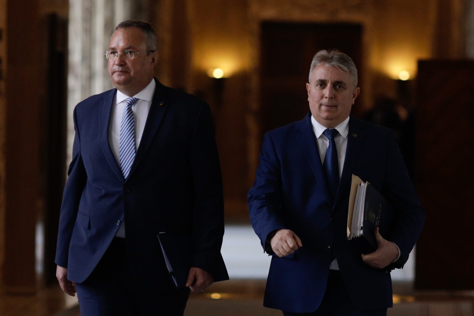 Ciucă și Bode au inițiat un proiect care pedepsește cu închisoarea ultrajul la adresa autorităților
