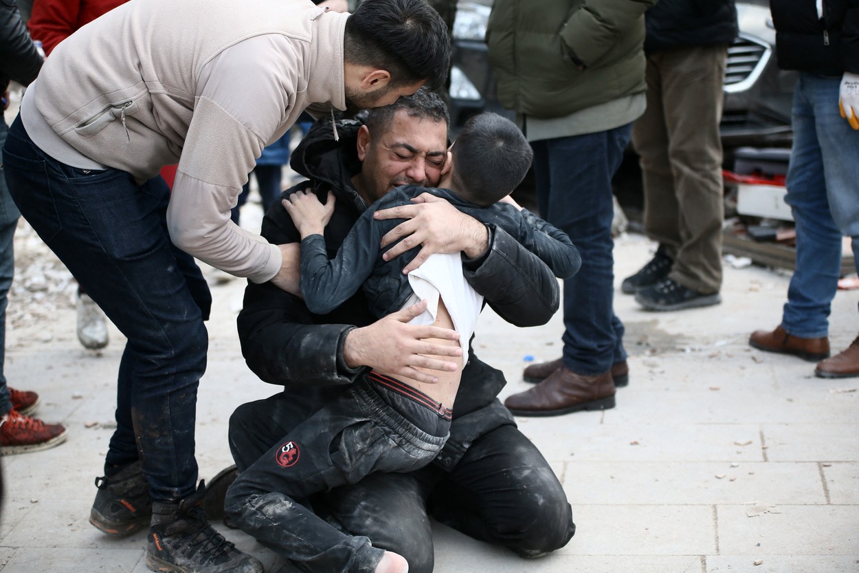 Peste 9.500 de morți în Turcia și Siria, Erdogan merge azi în zonele distruse. Rămași fără case, oamenii stau afară la minus 5 grade
