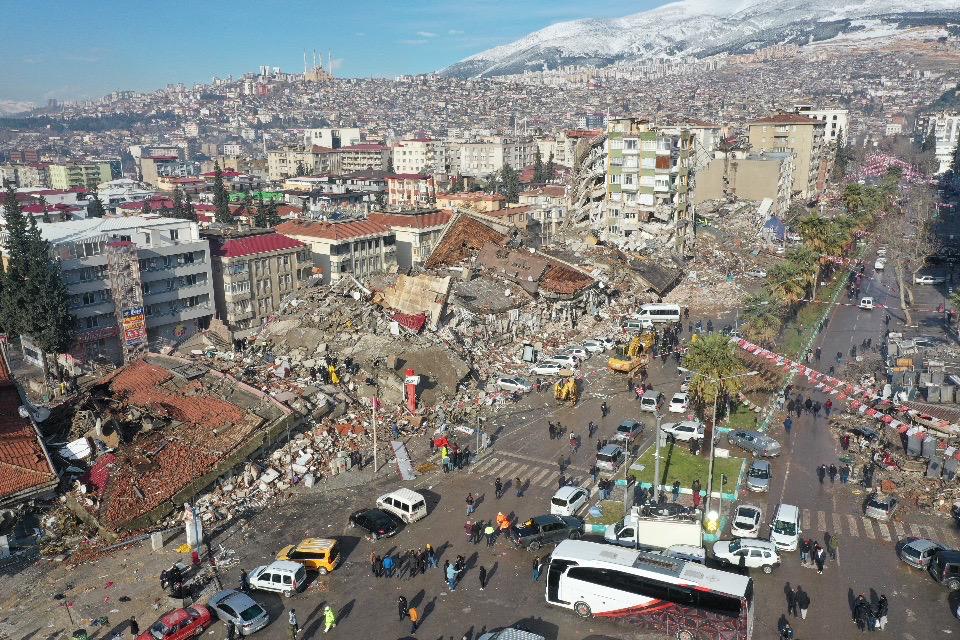 Zeci de turci arestați pentru că au jefuit victime ale cutremurului, au furat din clădiri prăbușite sau au atacat camioane cu alimente