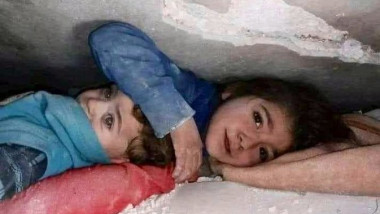 copii prinsi sub daramaturi in Siria