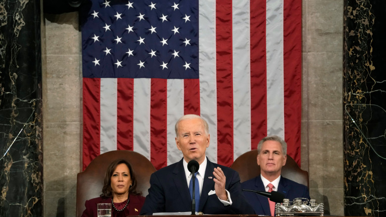 Joe Biden în fața Congresului cu Kamala Harris și Kevin McCarthy în spate