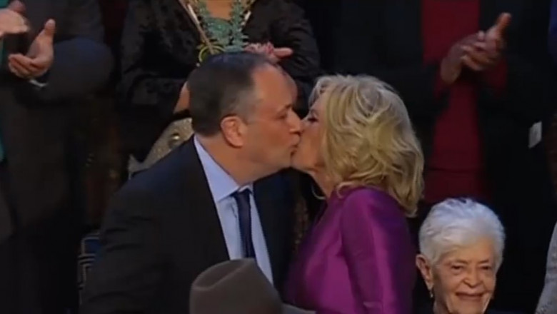 Jill Biden părea că îl sărută mult prea intim pe soțul Kamalei Harris.