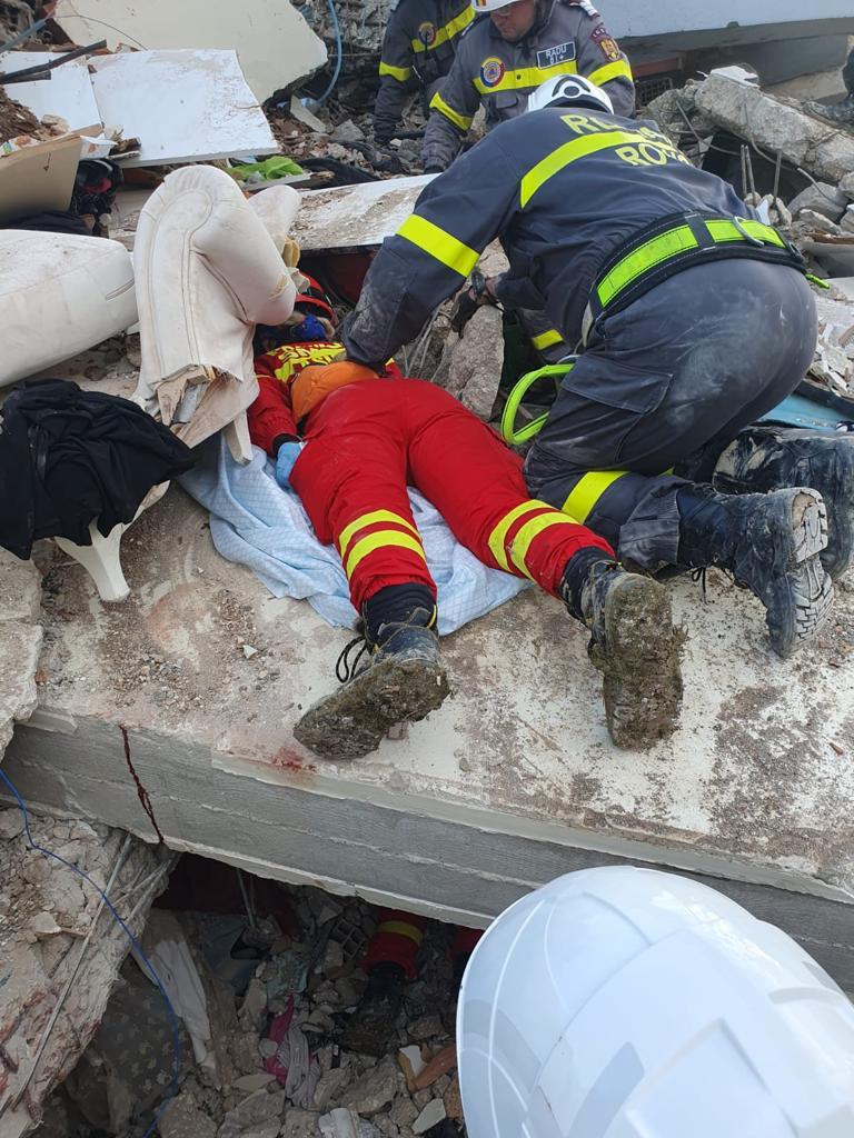 Imagini cu salvatorii români care intervin în Antakya. În aceste ore încearcă să salveze un băiat de 16 ani blocat sub o clădire