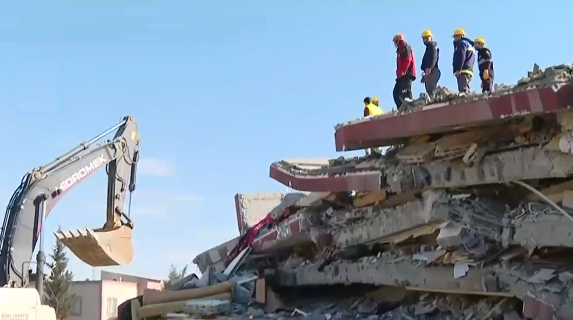 Corespondență din Turcia. Imagini dramatice cu salvatorii care încearcă să scoată oameni de sub tone de moloz
