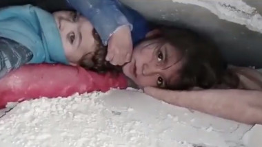 doi copii salvati de sub daramaturi in Siria