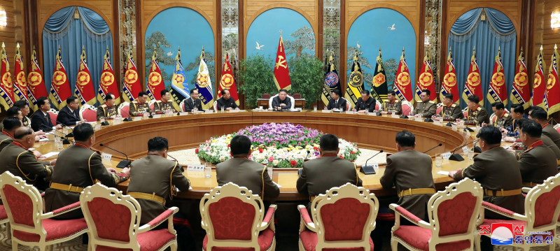 kim la masă cu generali din coreea de nord