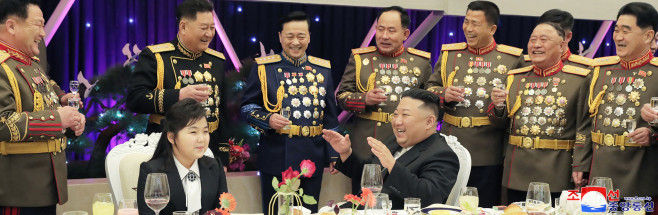 Kim jong-un și fiica alături de militari nord-coreeni