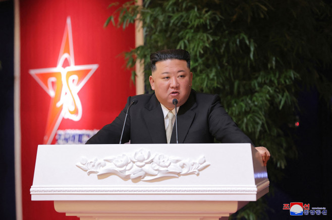 Kim vorbește de la un podium