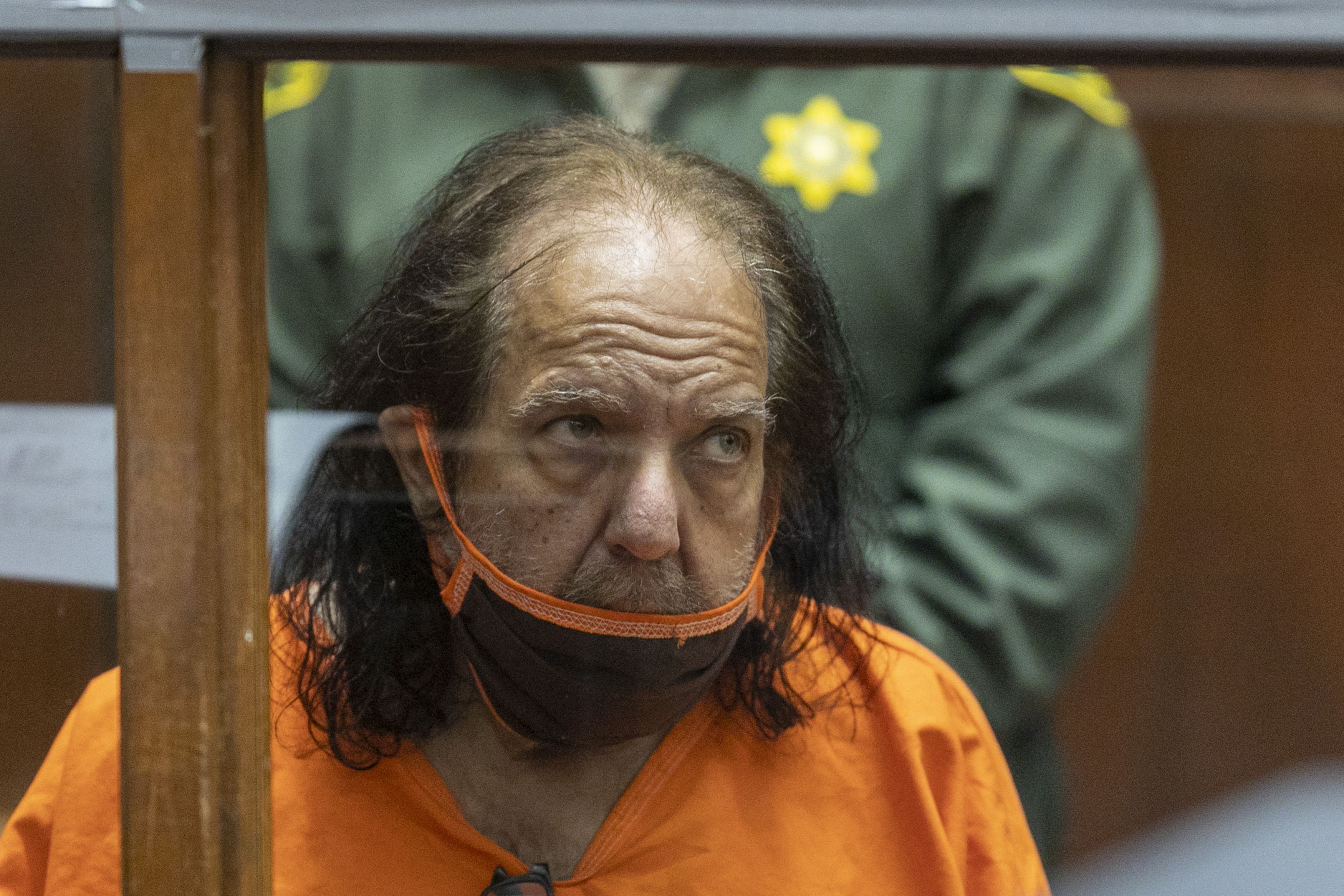Starul porno Ron Jeremy, acuzat că a violat și agresat numeroase tinere, a fost internat la psihiatrie