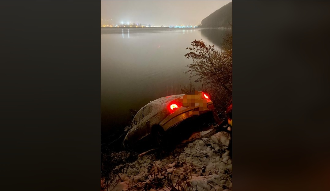 Un șofer drogat din Piatra Neamț s-a oprit cu mașina în albia unui lac