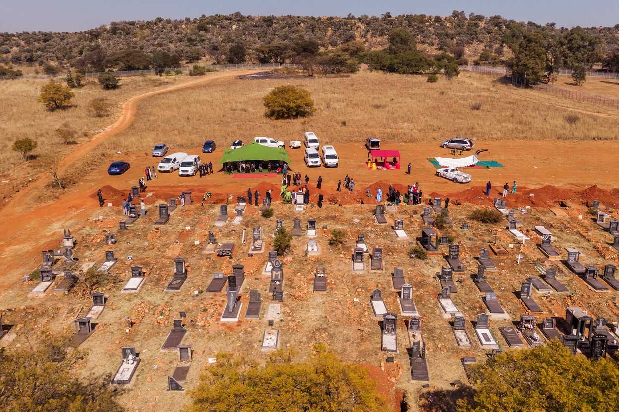 Cadavru furat dintr-un cimitir din Africa de Sud. Poliția: Suspecţii au decupat sicriul în zona picioarelor şi au extras trupul