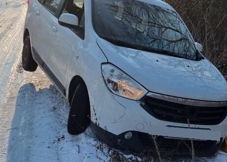 Pompierii din Hunedoara au salvat un şofer ce risca să alunece în prăpastie. Bărbatul se temea să coboare din mașină