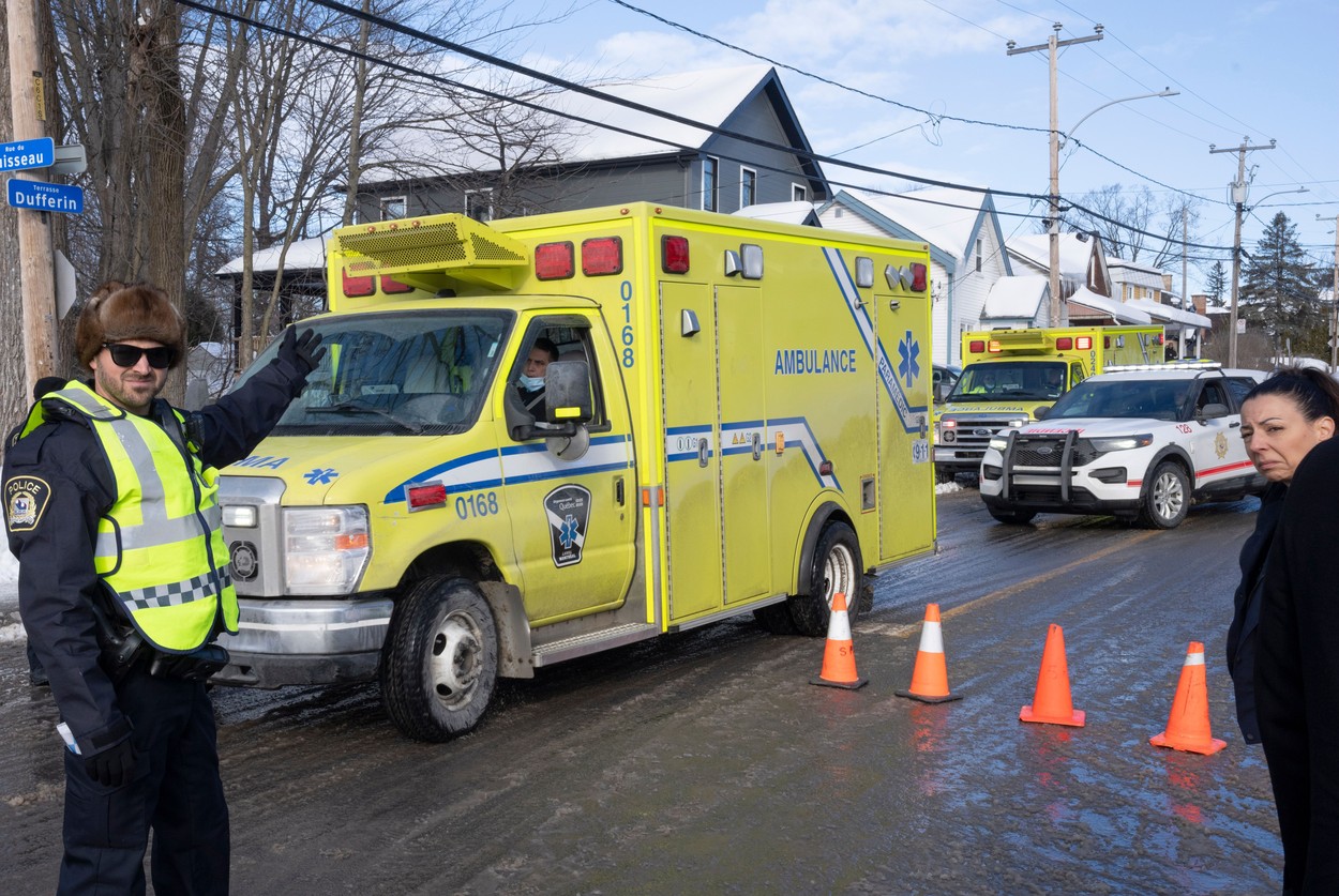 Doi copii au murit și alți șase au fost răniți după ce un autobuz a intrat în clădirea unei grădiniţe din Canada