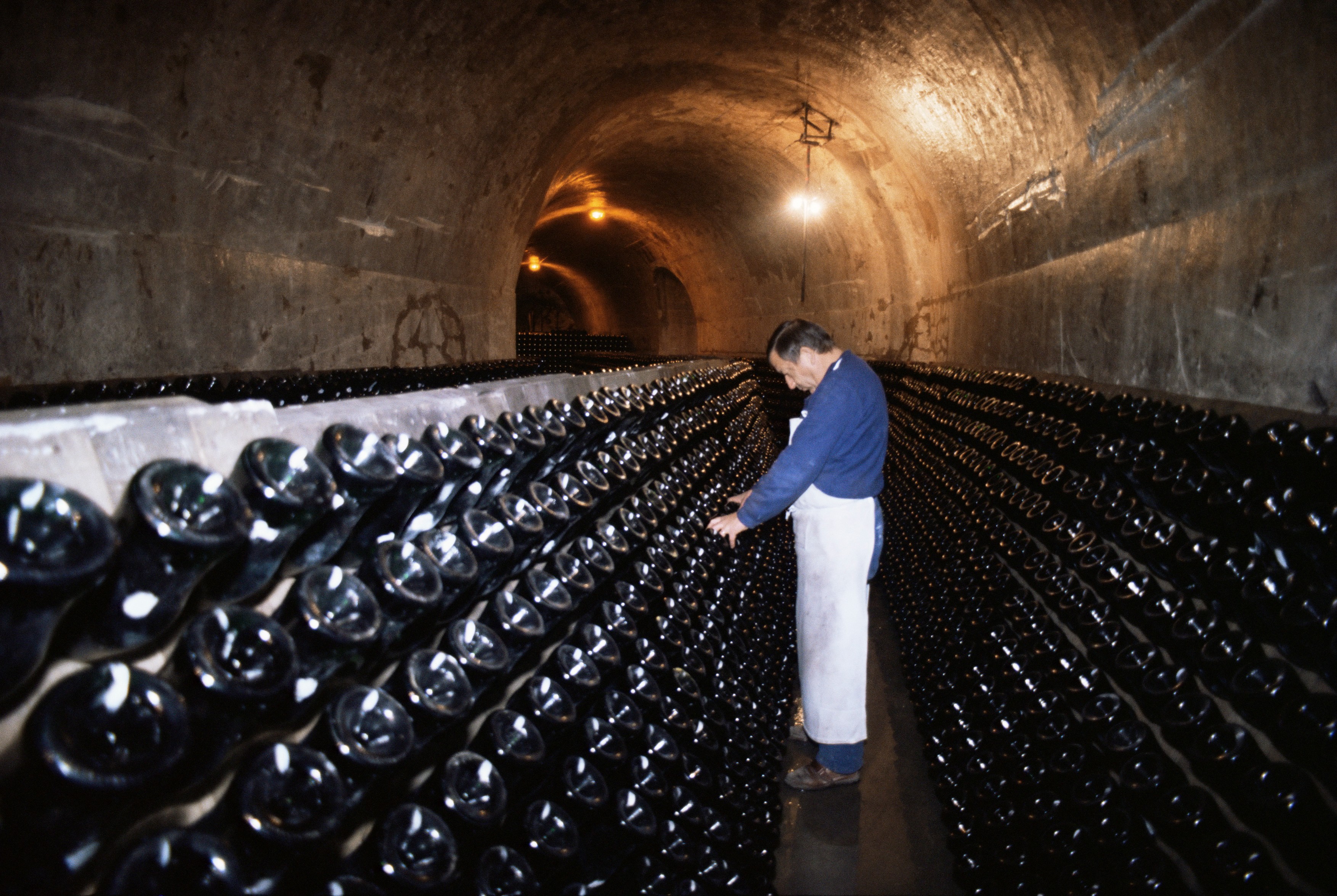 Francezii au găsit soluția la surplusul de vin. Îl transformă în alcool industrial