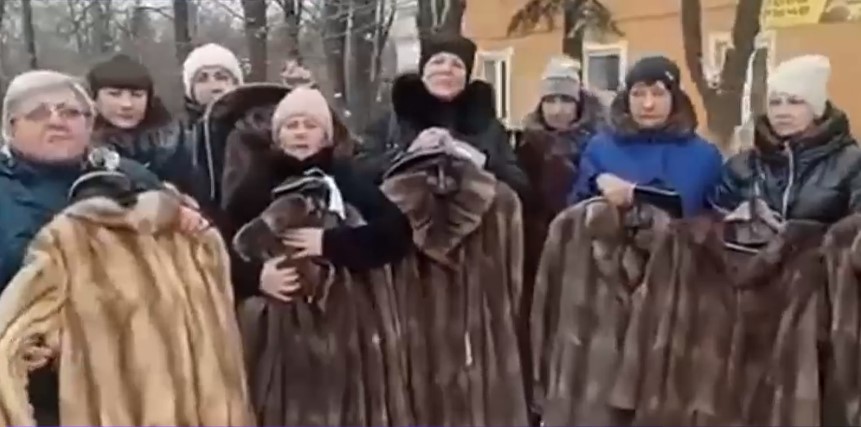 VIDEO Văduvele soldaților ruși uciși în Ucraina sunt consolate de Kremlin cu haine de blană: „Suntem foarte recunoscătoare”