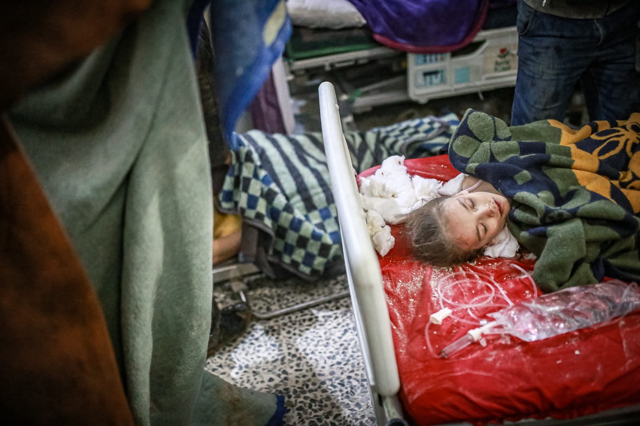 "S-a uitat la mine și am început să plâng". Medic, despre drama unui copil de 7 ani găsit sub ruine cu părinții și frații morți alături