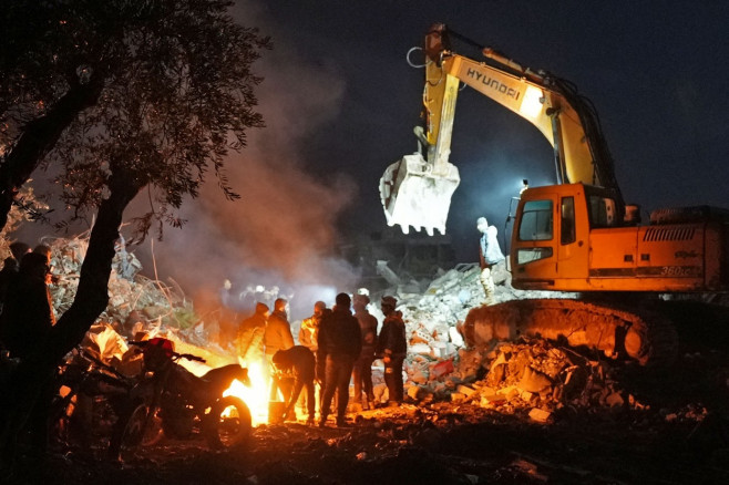 macara la excavarea unei clădiri în ruine în Siria