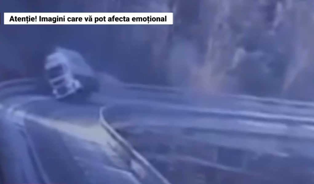 VIDEO Un TIR condus de un român s-a prăbușit în gol de la 15 metri de pe un viaduct din Italia