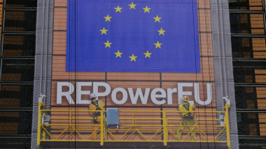 Sigla REPowerEU si steagul UE pe o clădire din Bruxelles.